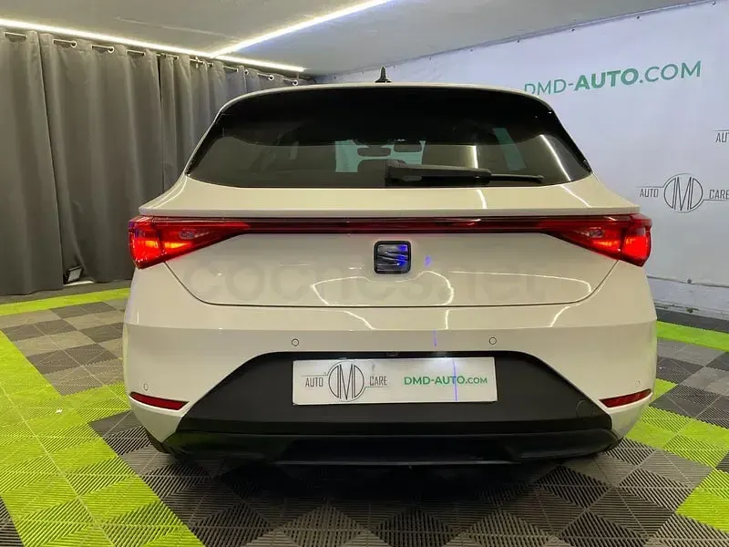 Usado Seat Leon Style 130 CV (95 kW) 2021 Blanco Berlina