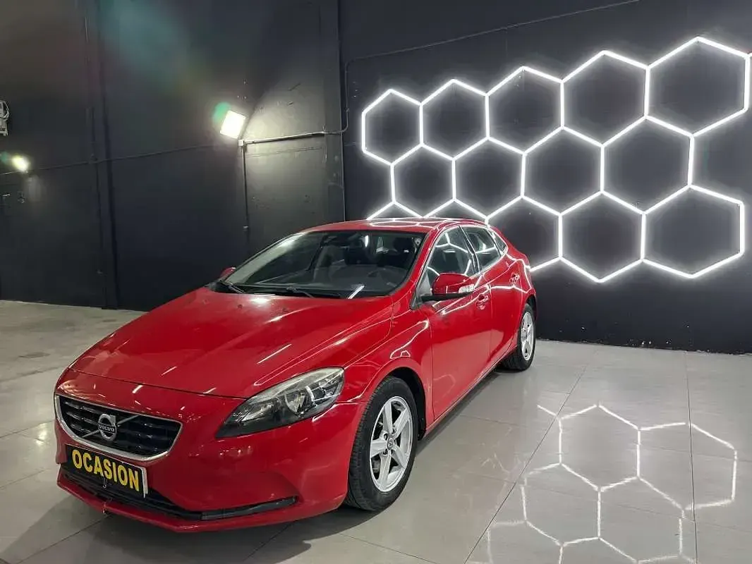 Usado Volvo V40 Kinetic 120 CV (88 kW) 2016 Rojo Utilitario