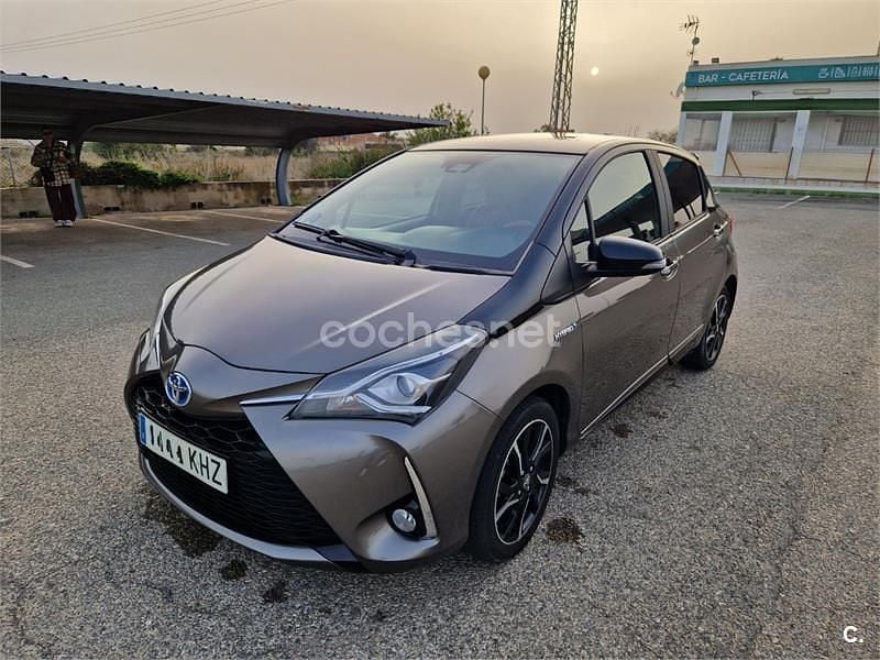 Usado Toyota Yaris Hybrid Advance 100 CV (73 kW) 2018 Gris / plata Berlina