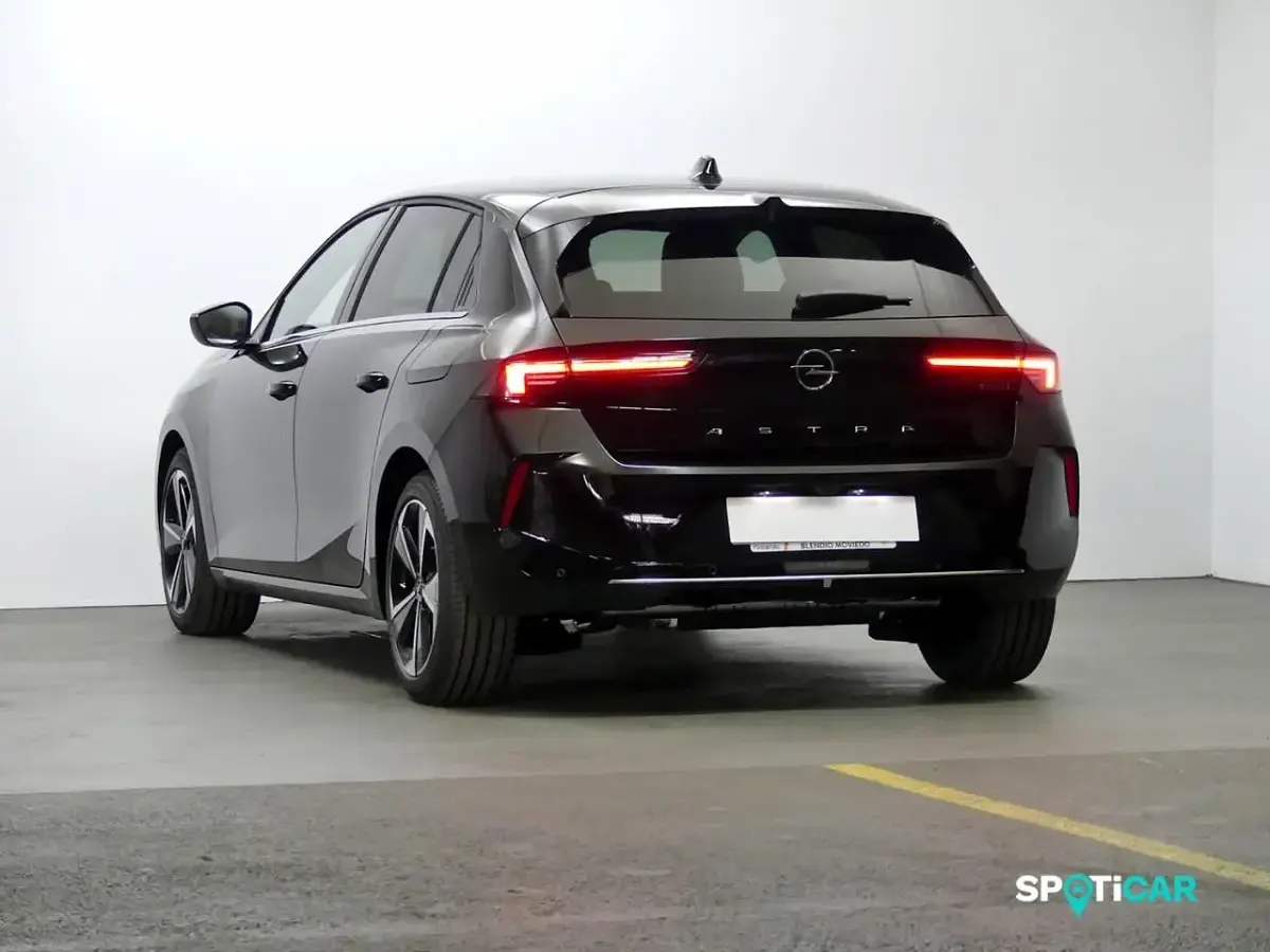 Usado Opel Astra Elegance 180 CV (132 kW) 2023 Negro Utilitario