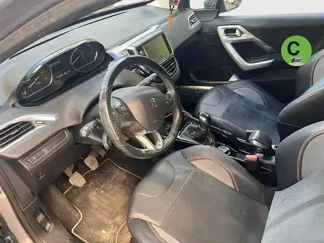 Usado Peugeot 2008 Allure 100 CV (73 kW) 2015 Gris SUV