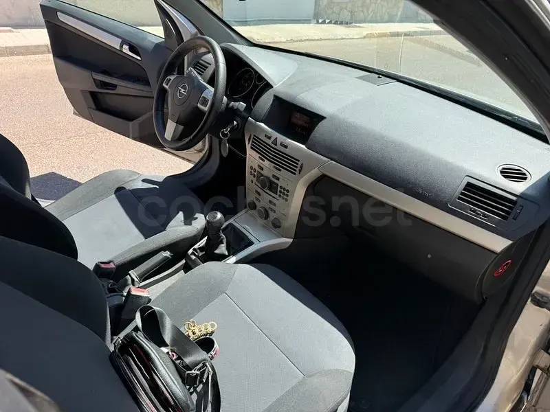 Usado Opel Astra Energy 100 CV (73 kW) 2008 Gris / plata Berlina