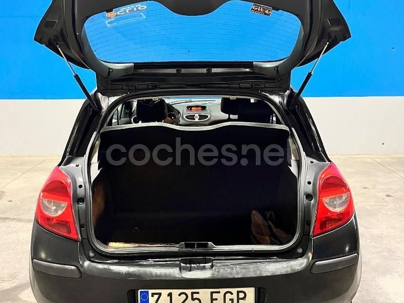 Usado Renault Clio II 75 CV (55 kW) 2006 Negro Berlina