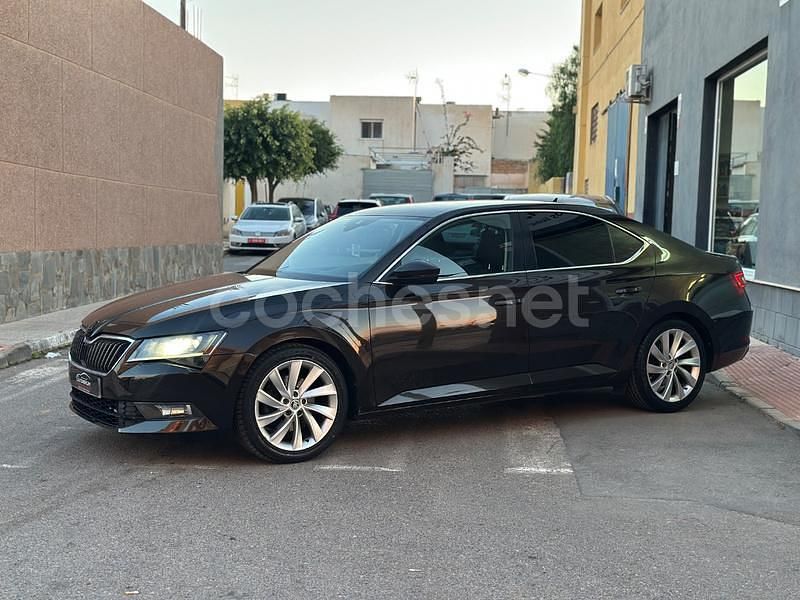 Begagnad Skoda Superb SportLine 190 HK (139 kW) 2017 Svart Sedan