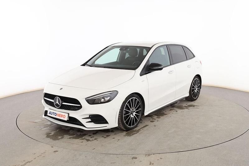 Usado Mercedes B180 AMG line 116 CV (85 kW) 2022 Blanco Monovolumen