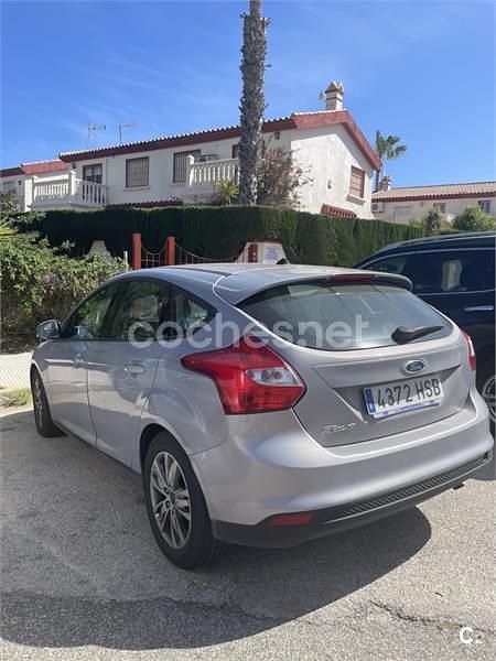 Usado Ford Focus Trend 125 CV (91 kW) 2013 Gris / plata Berlina