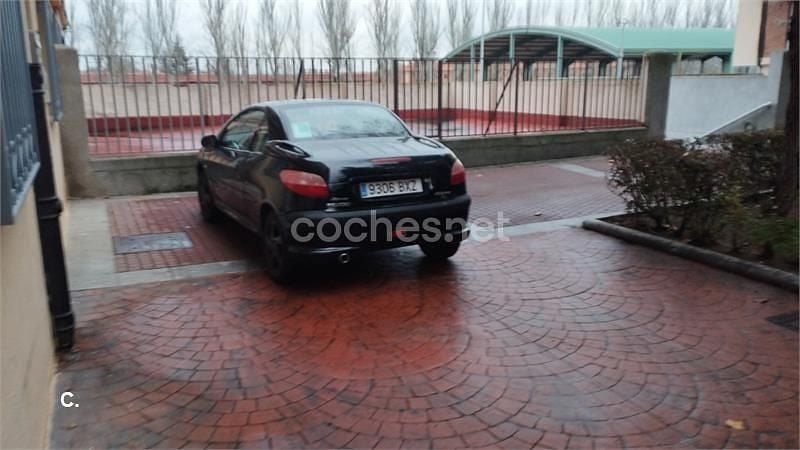 Usado Peugeot 206 110 CV (80 kW) 2002 Negro Descapotable