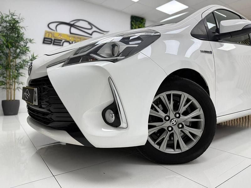 Usado Toyota Yaris Hybrid Active 100 CV (73 kW) 2019 Blanco