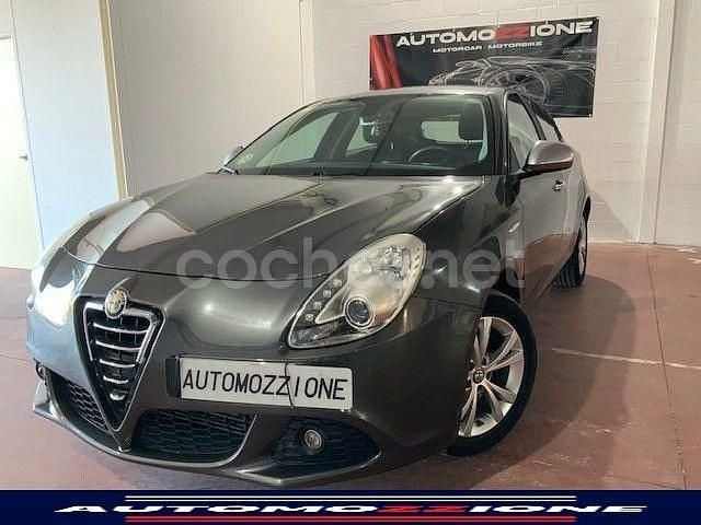 Gris / plata Usado 2013 Alfa Romeo Giulietta Progression Berlina | 8999 € (Precio justo) - Imagen 1/4