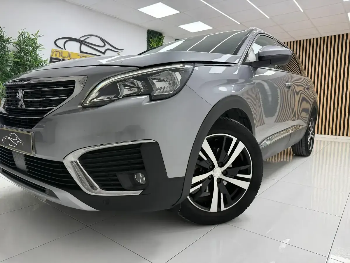 Usado Peugeot 5008 Allure 130 CV (95 kW) 2018 Gris SUV