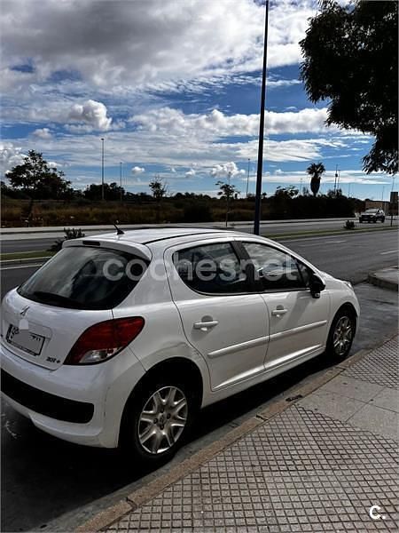 Usado Peugeot 207 68 CV (50 kW) 2013 Blanco Berlina