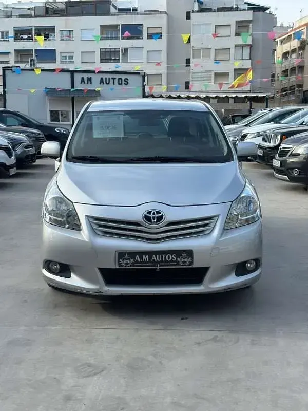 Usado Toyota Verso 126 CV (92 kW) 2010 Gris Monovolumen