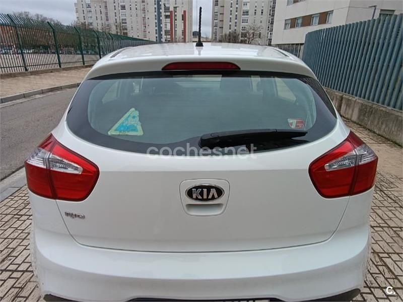 Usado Kia Rio 85 CV (62 kW) 2013 Blanco Berlina