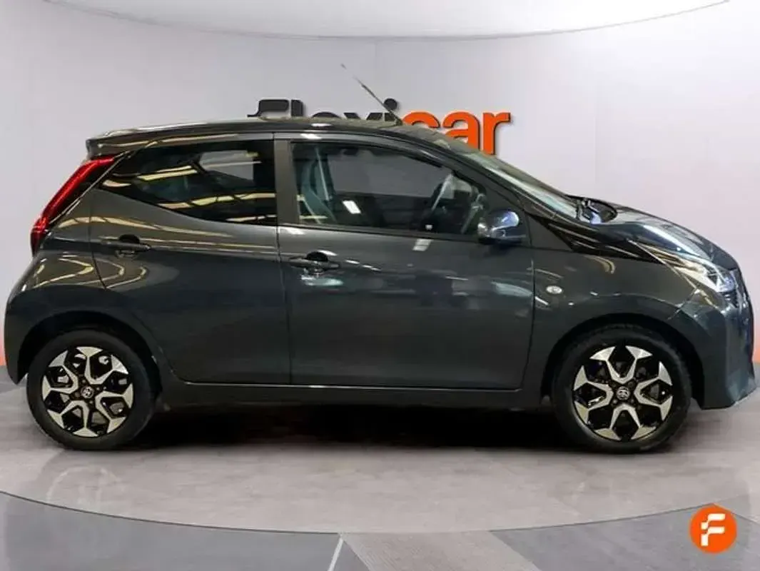 Usado Toyota Aygo X-play 72 CV (52 kW) 2021 Beige Utilitario
