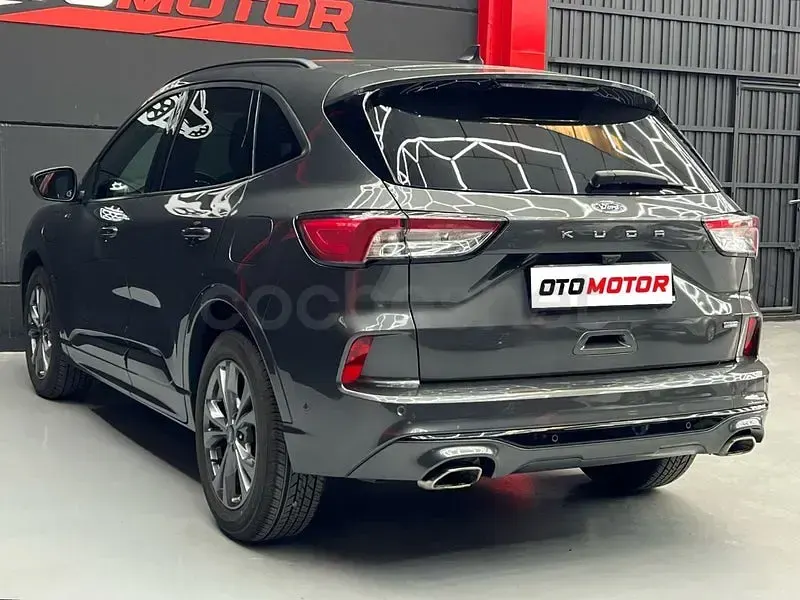 Usado Ford Kuga ST-Line 225 CV (165 kW) 2021 Gris / plata SUV