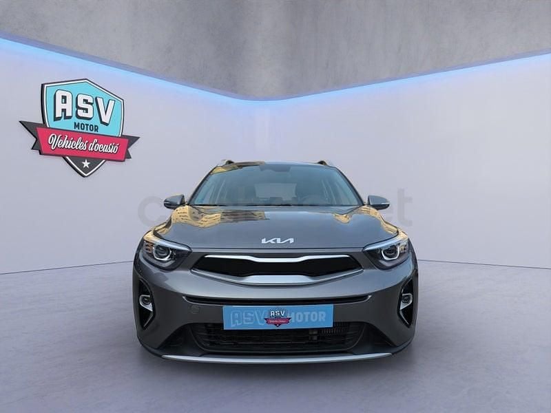 Usado Kia Stonic 100 CV (73 kW) 2025 Gris / plata SUV