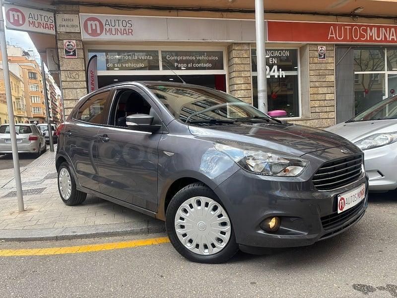 Usado Ford Ka Plus Ultimate 85 CV (62 kW) 2018 Gris / plata Utilitario