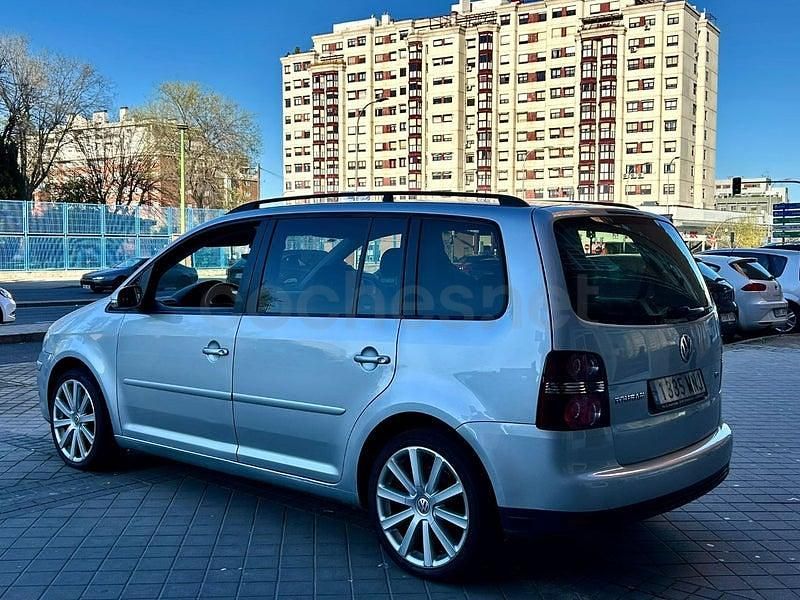 Usado VW Touran Highline 140 CV (102 kW) 2008 Gris / plata Monovolumen