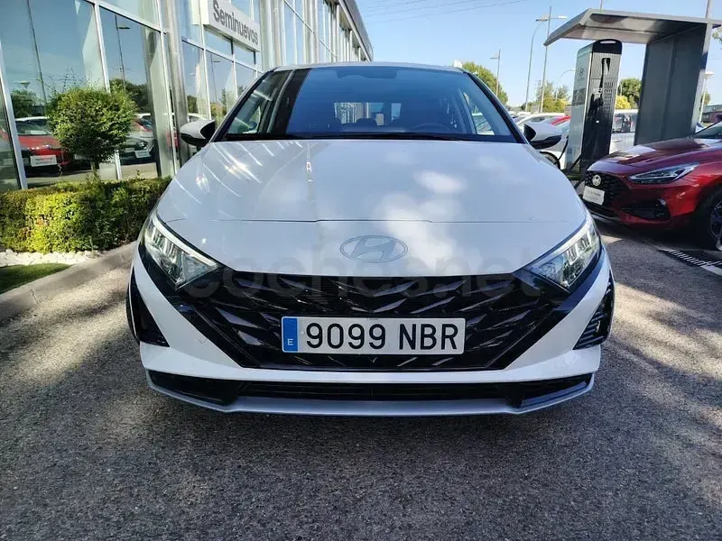 Usado Hyundai i20 100 CV (73 kW) 2025 Blanco Utilitario
