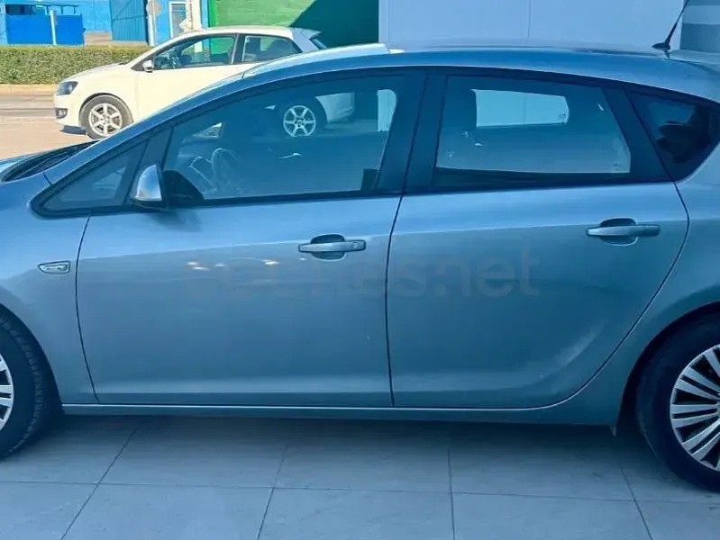 Usado Opel Astra Dynamic 150 CV (110 kW) 2015 Gris / plata Berlina
