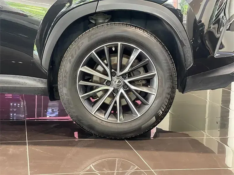 Usado Lexus NX350h Business Edition 242 CV (177 kW) 2022 Gris / plata SUV