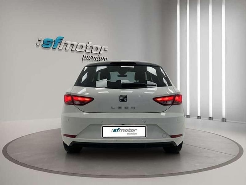 Usado Seat Leon ST Style 131 CV (96 kW) 2018 Blanco Familiar