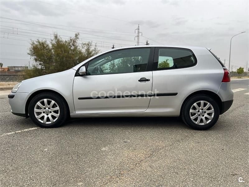 Usado VW Golf IV Highline 140 CV (102 kW) 2005 Gris / plata Berlina