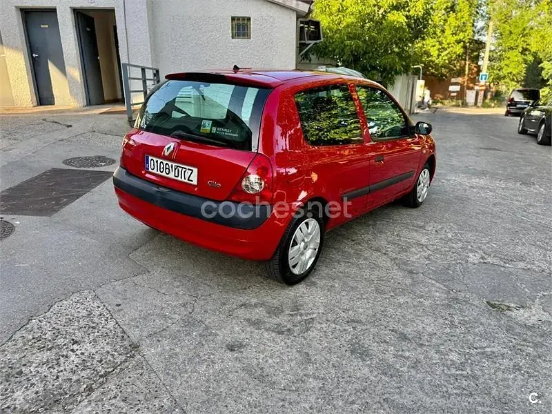 Begagnad Renault Clio II 75 HK (55 kW) 2005 Röd Sedan
