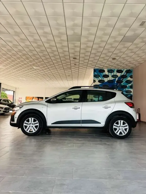 Usado Dacia Sandero Essentiel 91 CV (66 kW) 2023 Gris Utilitario