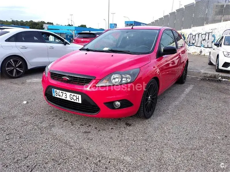 Usado Ford Focus Trend 109 CV (80 kW) 2009 Rojo Berlina