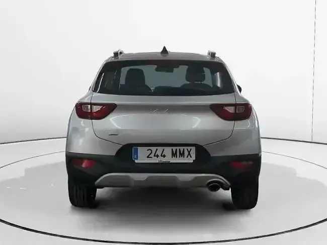 Usado Kia Stonic 100 CV (73 kW) 2024 Gris / plata SUV
