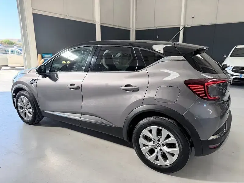Usado Renault Captur Zen 160 CV (117 kW) 2022 Gris / plata SUV