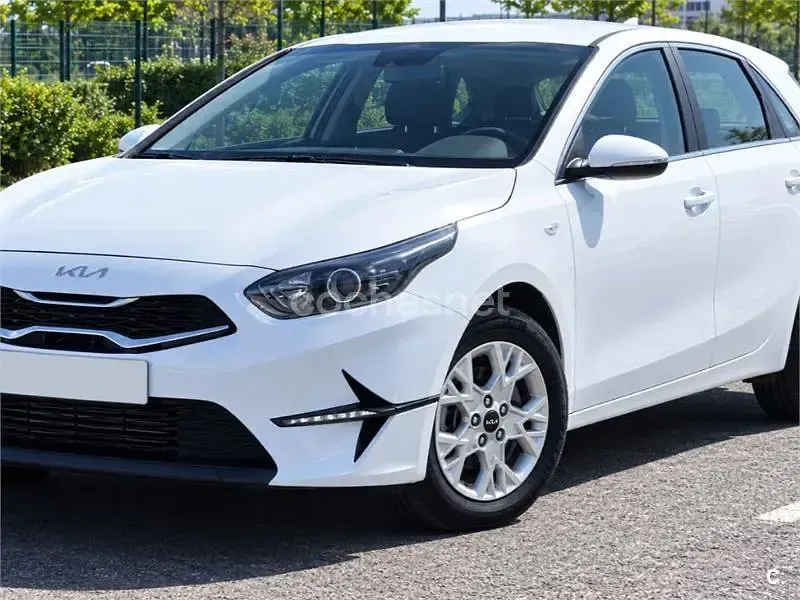 Usado Kia Ceed 120 CV (88 kW) 2023 Blanco Utilitario