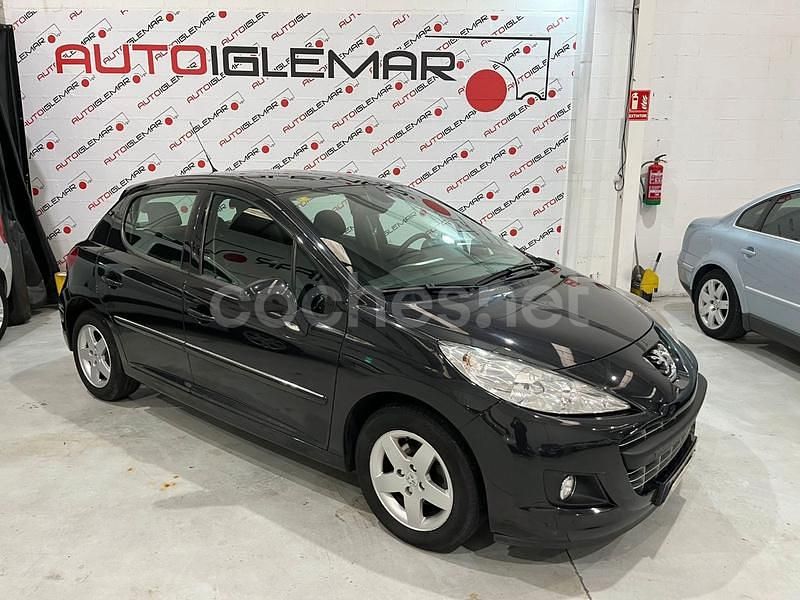 Usado Peugeot 207 Active 70 CV (51 kW) 2012 Negro Berlina