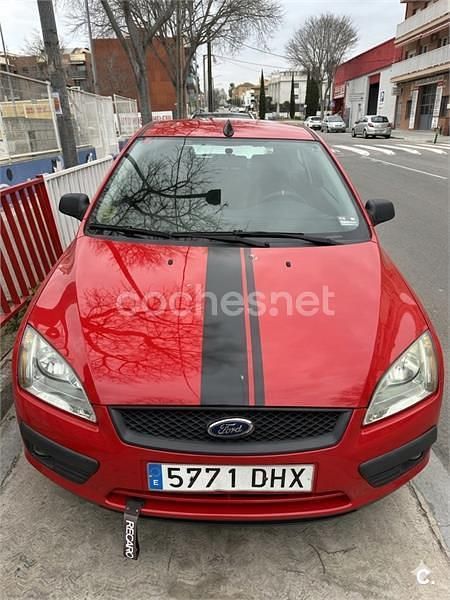 Usado Ford Focus Trend 100 CV (73 kW) 2005 Rojo Berlina