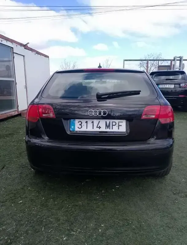 Usado Audi A3 Sportback Attraction 105 CV (77 kW) 2006 Negro Utilitario