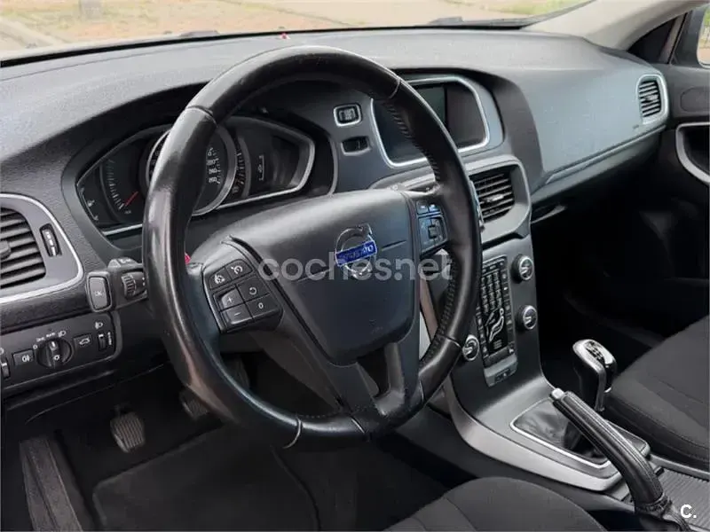 Usado Volvo V40 Momentum 120 CV (88 kW) 2016 Negro Berlina