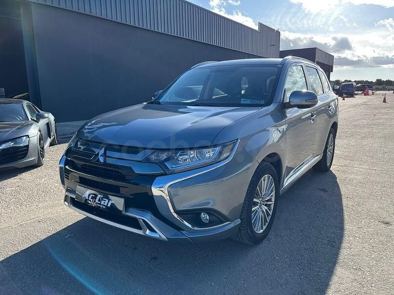 Usado Mitsubishi Outlander P-HEV Motion 224 CV (164 kW) 2020 Gris / plata SUV