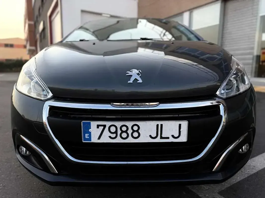 Usado Peugeot 208 Access 82 CV (60 kW) 2016 Negro Utilitario