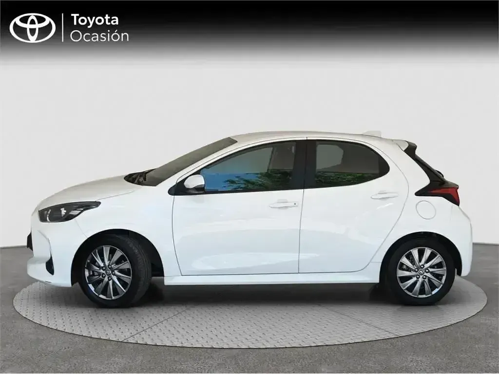 Usado Toyota Yaris Hybrid Active 116 CV (85 kW) 2023 Blanco Monovolumen