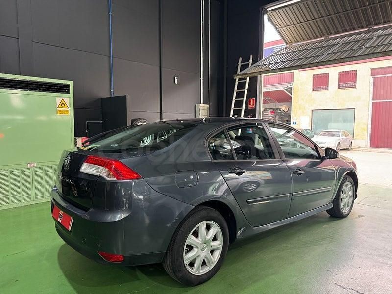 Usado Renault Laguna III Dynamique 130 HP (95 kW) 2009 Cinzento Sedan