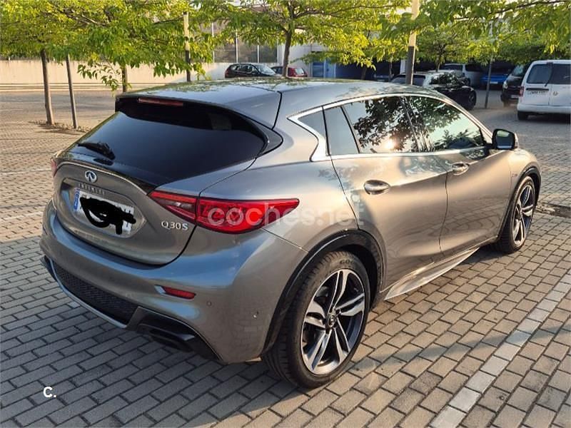 Usado Infiniti Q30 Sport Tech 170 CV (125 kW) 2017 Gris / plata Berlina