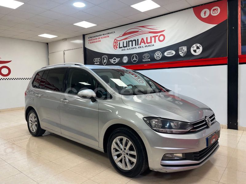 Usado VW Touran Advance 150 CV (110 kW) 2017 Gris / plata Monovolumen