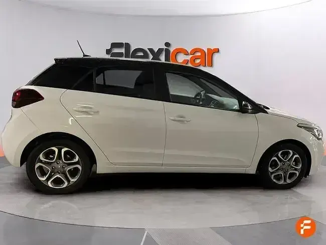 Begagnad Hyundai i20 100 HK (73 kW) 2020 Vit Halvkombi