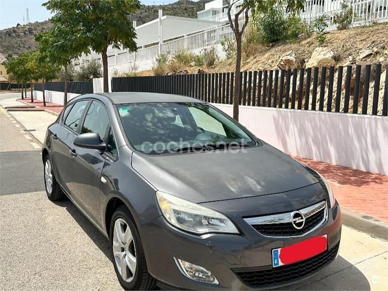 Gris / plata Usado 2011 Opel Astra Sport Berlina | 4200 € (Buen precio) - Imagen 1/4