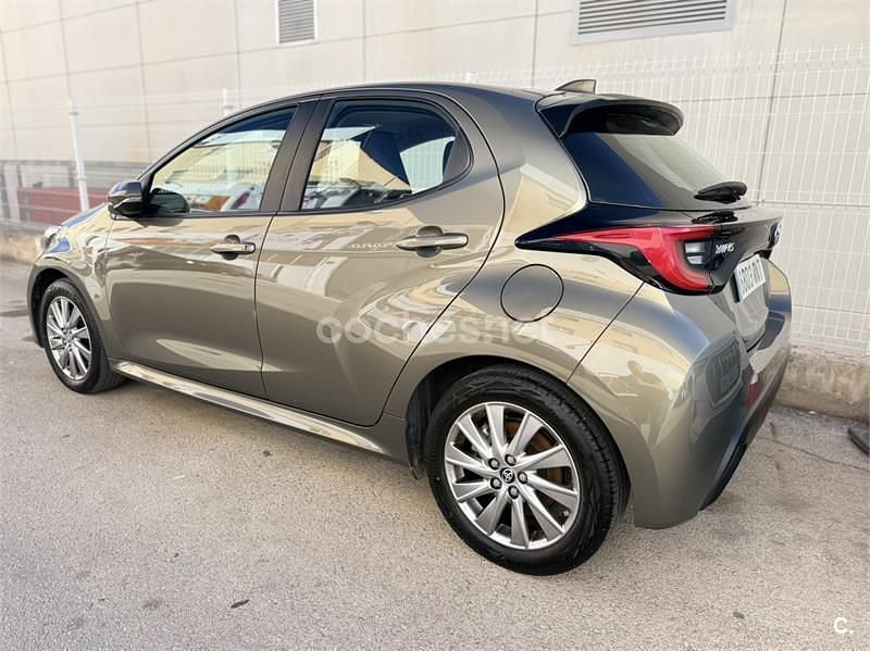 Usado Toyota Yaris Hybrid Style 116 CV (85 kW) 2024 Marrón Berlina