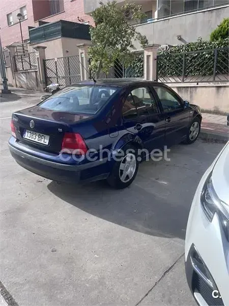 Usado VW Bora Conceptline 102 CV (75 kW) 2002 Azul Berlina