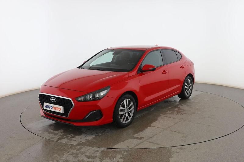 Usado Hyundai i30 120 CV (88 kW) 2020 Rojo Berlina