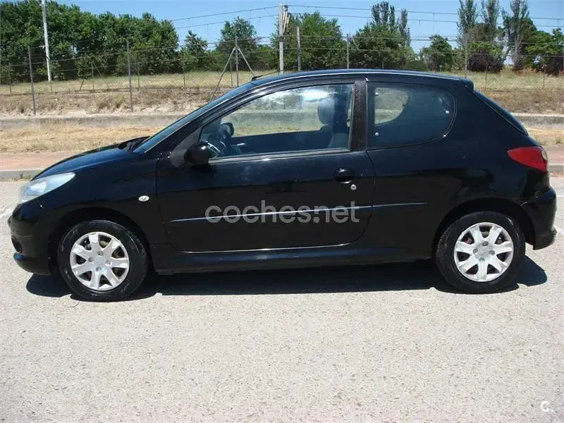 Usado Peugeot 206 70 CV (51 kW) 2009 Negro Berlina