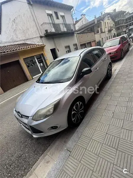 Usado Ford Focus Trend 105 CV (77 kW) 2011 Gris / plata Berlina